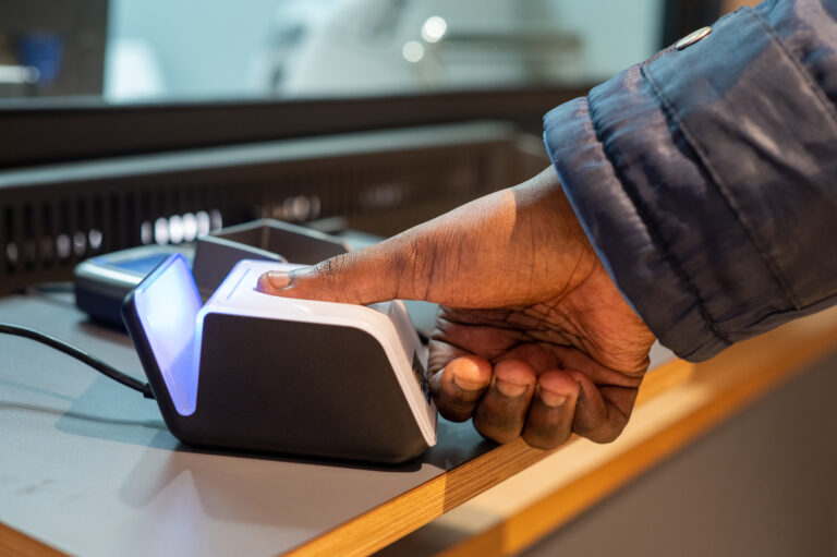 Primer plano de la biometría realizada en el pulgar de una persona