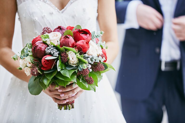 La novia sostiene un ramo de novia Vestido de novia Detalles de la boda B