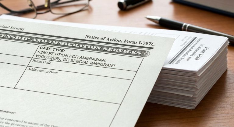 Un aviso oficial de USCIS de determinación prima facie VAWA, además de una petición I-360 y otros documentos de inmigración, que significa aprobación inicial.