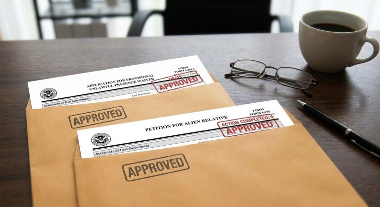 Una imagen fotorrealista de una solicitud de exención de presencia ilegal provisional I-601A aprobada, crucial para superar la inadmisibilidad por presencia ilegal.